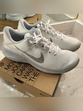 Women’s Nike Flex Experience White Metallic Silver Athletic Shows New in Box